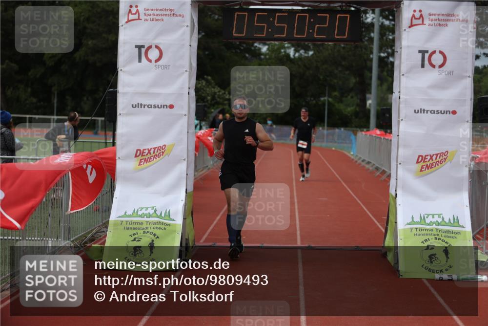 14.06.2026 - 7 Türme Triathlon Andreas Tolksdorf http://msf.ph/oto/9809493 14.06.2026 16:50:19 Ziel 694, 766 meine-sportfotos.de