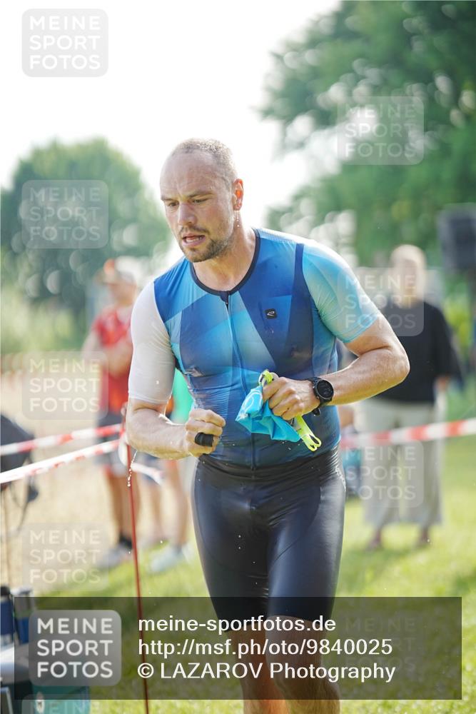 21.06.2026 - 29. Vierlanden-Triathlon LAZAROV Photography http://msf.ph/oto/9840025 21.06.2026 08:53:35 Schwimmen 70 meine-sportfotos.de