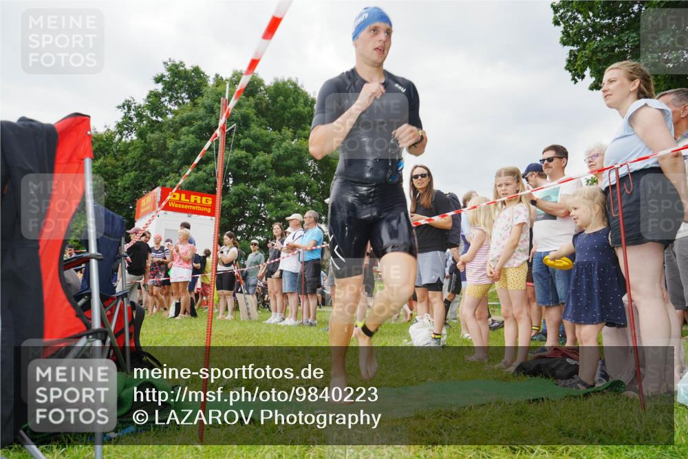 21.06.2026 - 29. Vierlanden-Triathlon LAZAROV Photography http://msf.ph/oto/9840223 21.06.2026 09:56:12 Schwimmen 329, 381, 389 meine-sportfotos.de