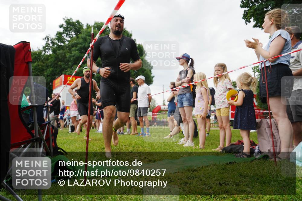 21.06.2026 - 29. Vierlanden-Triathlon LAZAROV Photography http://msf.ph/oto/9840257 21.06.2026 10:00:52 Schwimmen 330, 357 meine-sportfotos.de