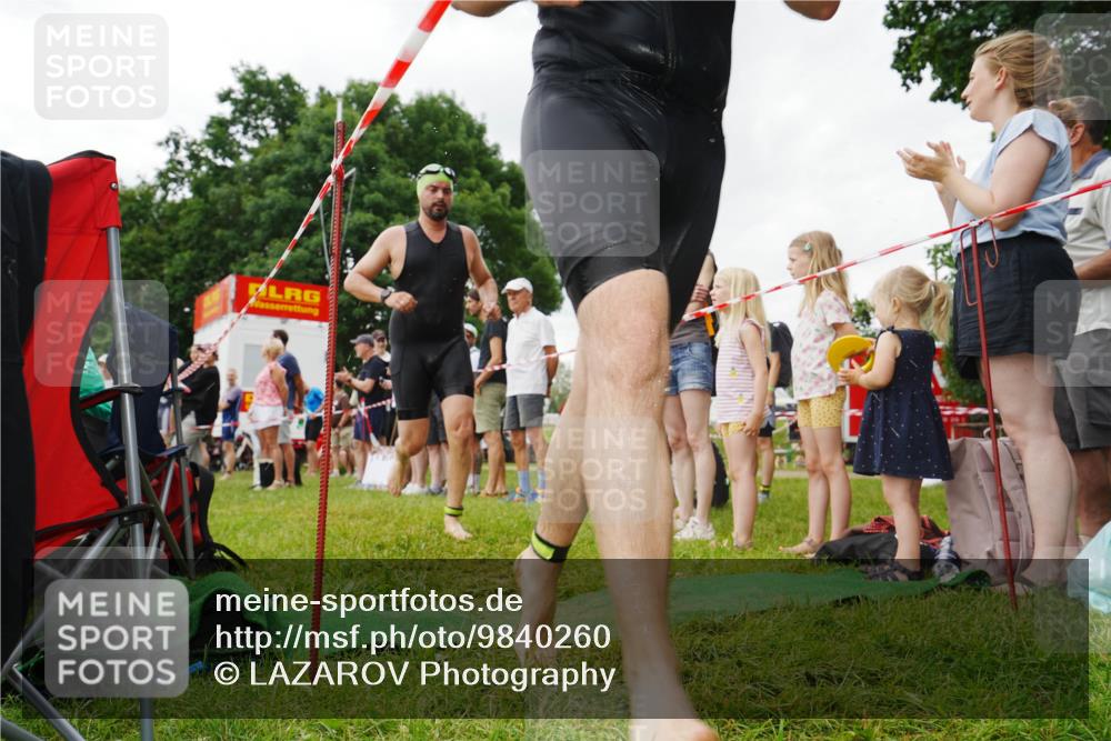 21.06.2026 - 29. Vierlanden-Triathlon LAZAROV Photography http://msf.ph/oto/9840260 21.06.2026 10:00:52 Schwimmen 330, 357 meine-sportfotos.de