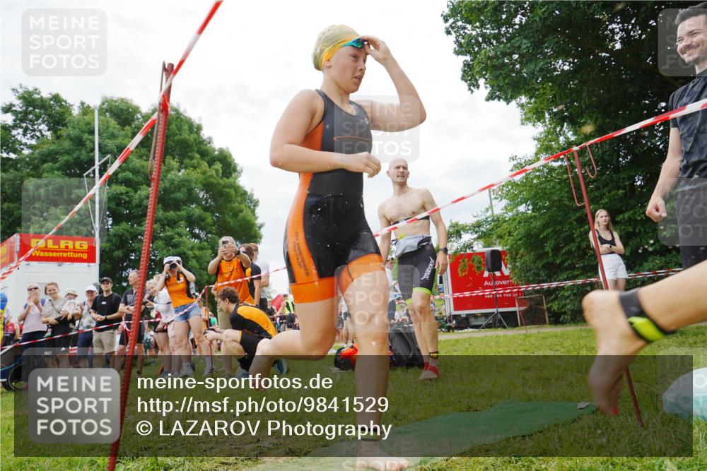 21.06.2026 - 29. Vierlanden-Triathlon LAZAROV Photography http://msf.ph/oto/9841529 21.06.2026 12:27:11 Schwimmen 983, 995, 1008, 1011 meine-sportfotos.de