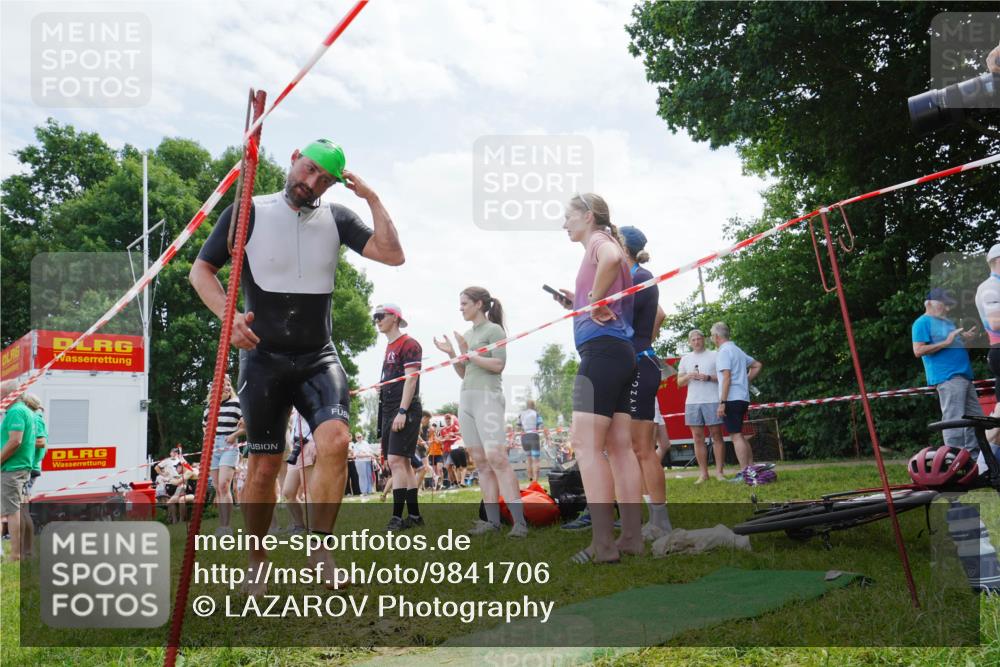 21.06.2026 - 29. Vierlanden-Triathlon LAZAROV Photography http://msf.ph/oto/9841706 21.06.2026 13:01:27 Schwimmen 1038, 1057, 1085 meine-sportfotos.de