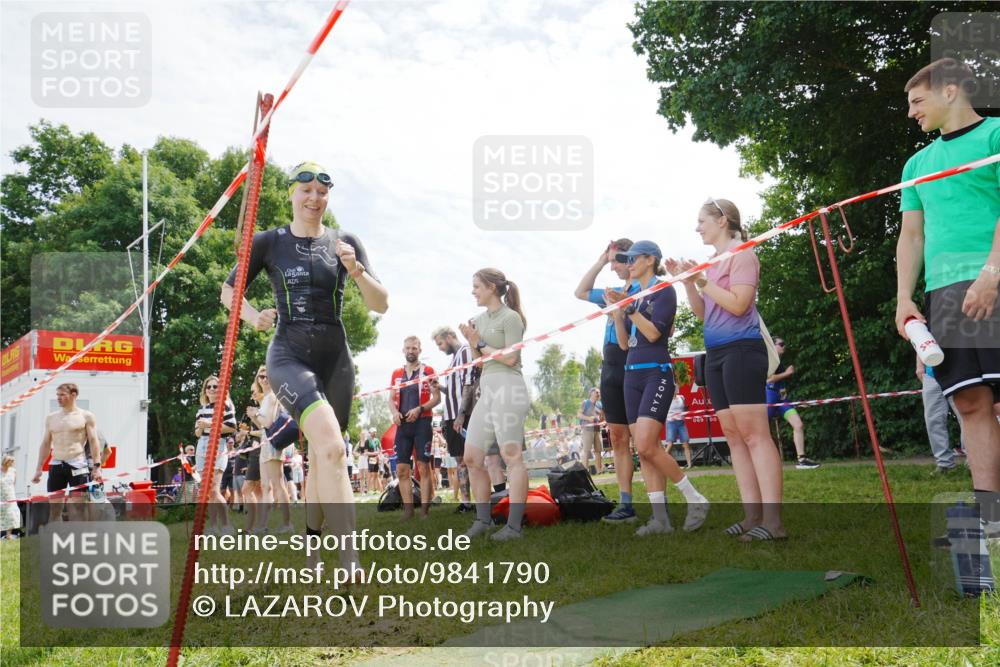 21.06.2026 - 29. Vierlanden-Triathlon LAZAROV Photography http://msf.ph/oto/9841790 21.06.2026 13:11:17 Schwimmen 1120, 1151, 1157 meine-sportfotos.de