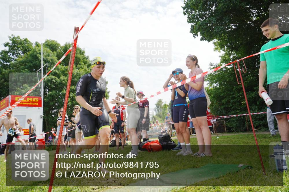21.06.2026 - 29. Vierlanden-Triathlon LAZAROV Photography http://msf.ph/oto/9841795 21.06.2026 13:11:22 Schwimmen 1151, 1155, 1157 meine-sportfotos.de