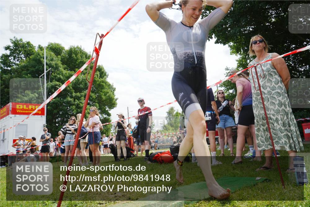 21.06.2026 - 29. Vierlanden-Triathlon LAZAROV Photography http://msf.ph/oto/9841948 21.06.2026 13:14:26 Schwimmen 1142, 1144 meine-sportfotos.de