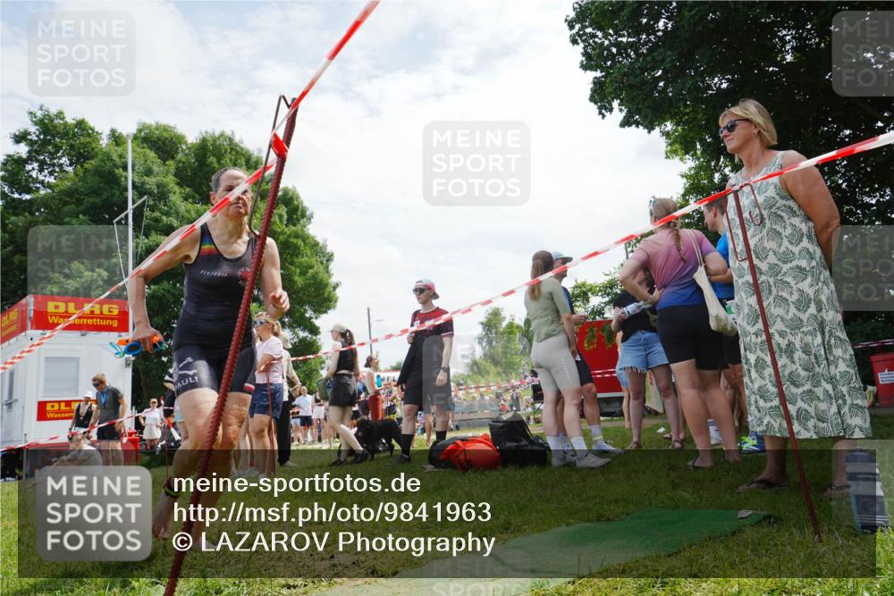 21.06.2026 - 29. Vierlanden-Triathlon LAZAROV Photography http://msf.ph/oto/9841963 21.06.2026 13:15:07 Schwimmen 1137, 1160 meine-sportfotos.de