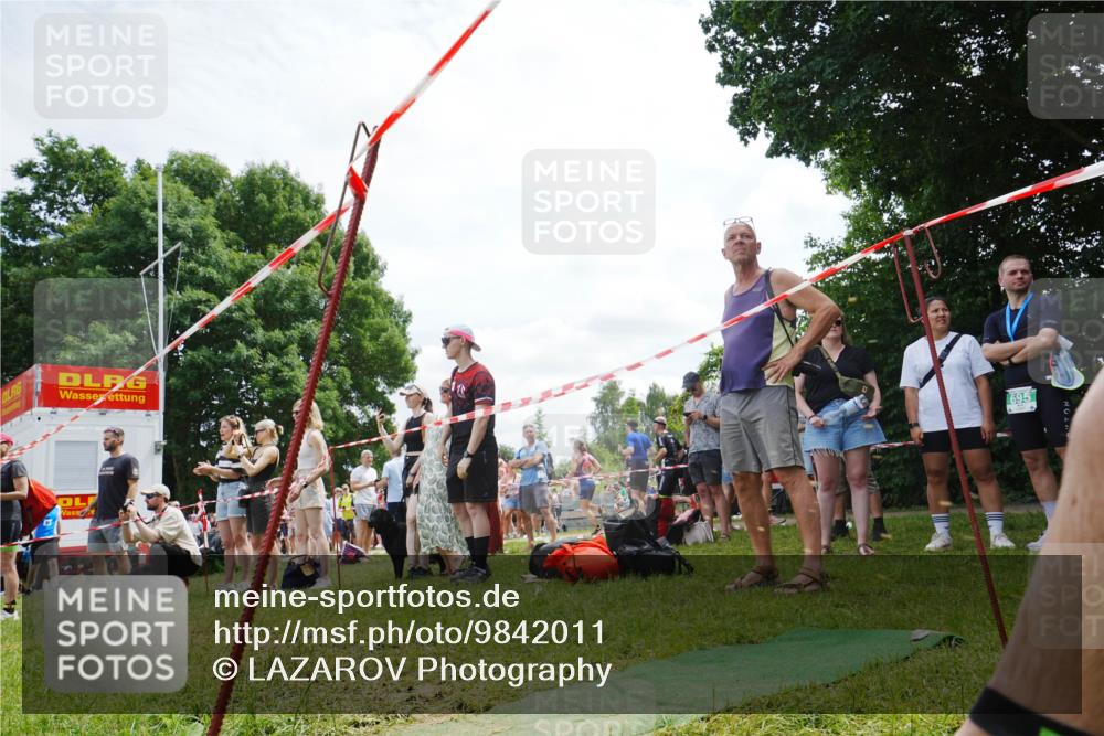 21.06.2026 - 29. Vierlanden-Triathlon LAZAROV Photography http://msf.ph/oto/9842011 21.06.2026 13:23:52 Schwimmen 1191, 1207, 1218 meine-sportfotos.de