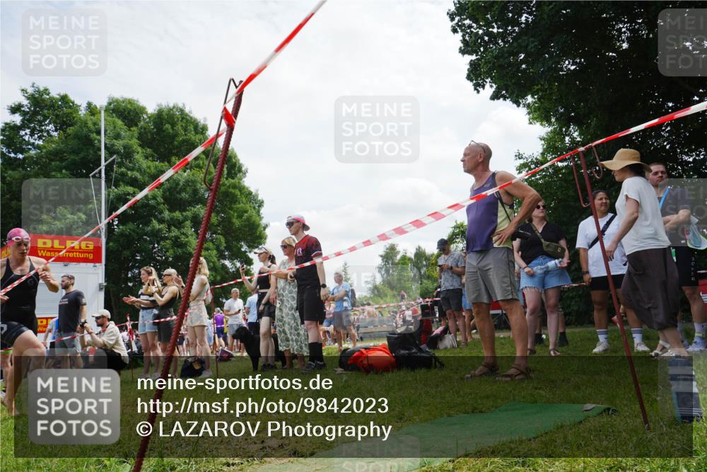 21.06.2026 - 29. Vierlanden-Triathlon LAZAROV Photography http://msf.ph/oto/9842023 21.06.2026 13:23:53 Schwimmen 1191, 1207, 1218 meine-sportfotos.de