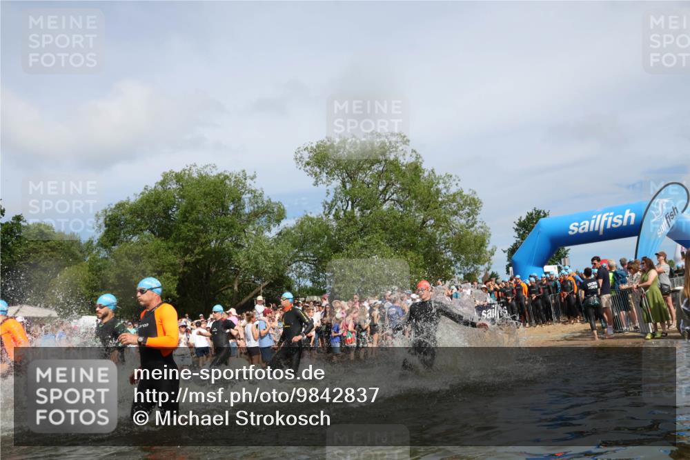 21.06.2026 - Viking Triathlon Michael Strokosch http://msf.ph/oto/9842837 21.06.2026 10:05:19 Schwimmen 33, 86, 198, 211, 230, 302, 308, 341, 459, 472, 493, 519, 601, 617, 632 meine-sportfotos.de
