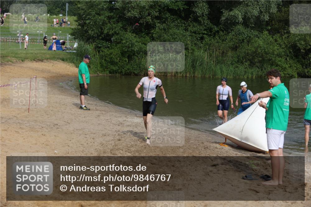 21.06.2026 - 29. Vierlanden-Triathlon Andreas Tolksdorf http://msf.ph/oto/9846767 21.06.2026 09:14:53 Schwimmen 248, 294 meine-sportfotos.de