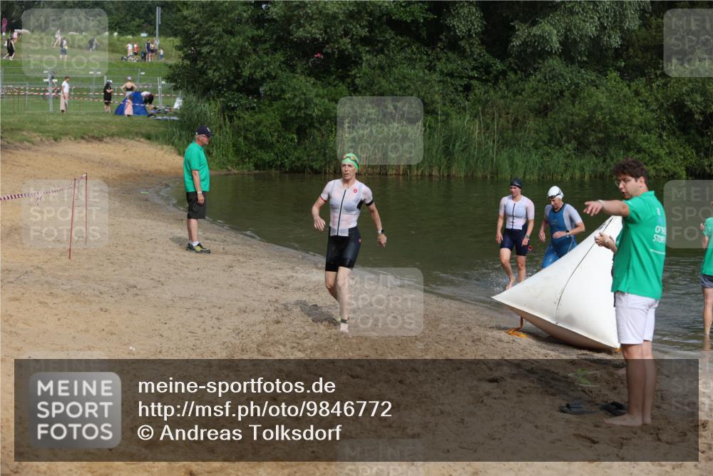 21.06.2026 - 29. Vierlanden-Triathlon Andreas Tolksdorf http://msf.ph/oto/9846772 21.06.2026 09:14:53 Schwimmen 248, 294 meine-sportfotos.de