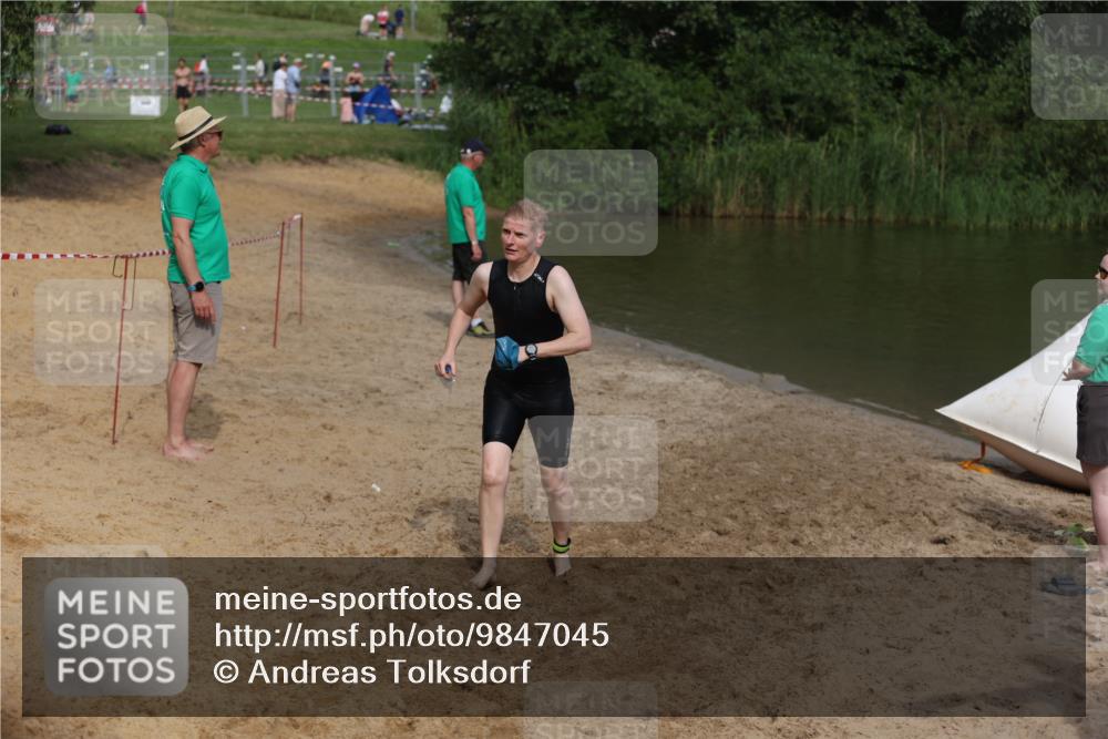 21.06.2026 - 29. Vierlanden-Triathlon Andreas Tolksdorf http://msf.ph/oto/9847045 21.06.2026 09:16:29 Schwimmen 243, 277 meine-sportfotos.de