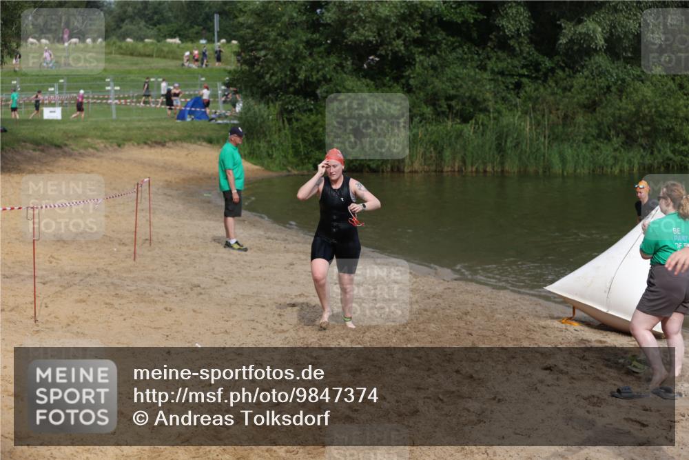 21.06.2026 - 29. Vierlanden-Triathlon Andreas Tolksdorf http://msf.ph/oto/9847374 21.06.2026 09:18:52 Schwimmen 225, 246 meine-sportfotos.de