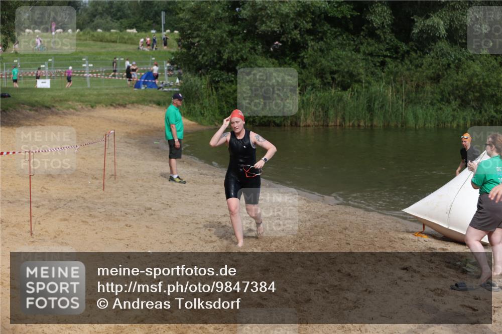 21.06.2026 - 29. Vierlanden-Triathlon Andreas Tolksdorf http://msf.ph/oto/9847384 21.06.2026 09:18:52 Schwimmen 225, 246 meine-sportfotos.de