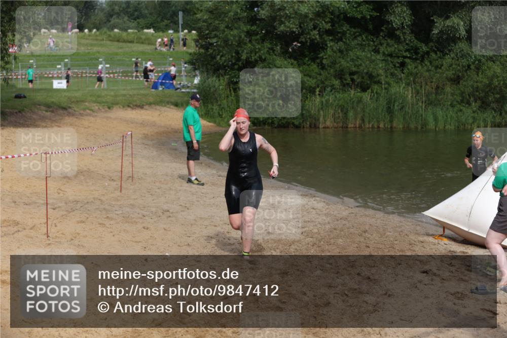 21.06.2026 - 29. Vierlanden-Triathlon Andreas Tolksdorf http://msf.ph/oto/9847412 21.06.2026 09:18:52 Schwimmen 225, 246 meine-sportfotos.de