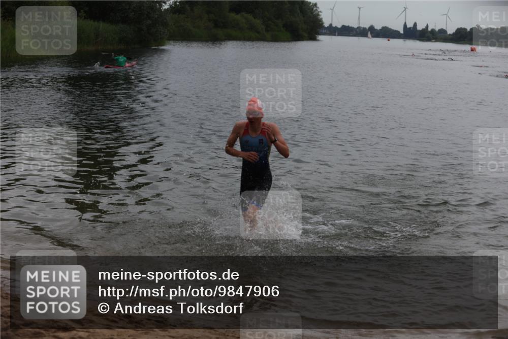 21.06.2026 - 29. Vierlanden-Triathlon Andreas Tolksdorf http://msf.ph/oto/9847906 21.06.2026 09:52:18 Schwimmen 370, 375 meine-sportfotos.de