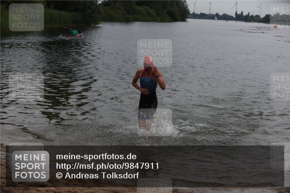 21.06.2026 - 29. Vierlanden-Triathlon Andreas Tolksdorf http://msf.ph/oto/9847911 21.06.2026 09:52:18 Schwimmen 370, 375 meine-sportfotos.de