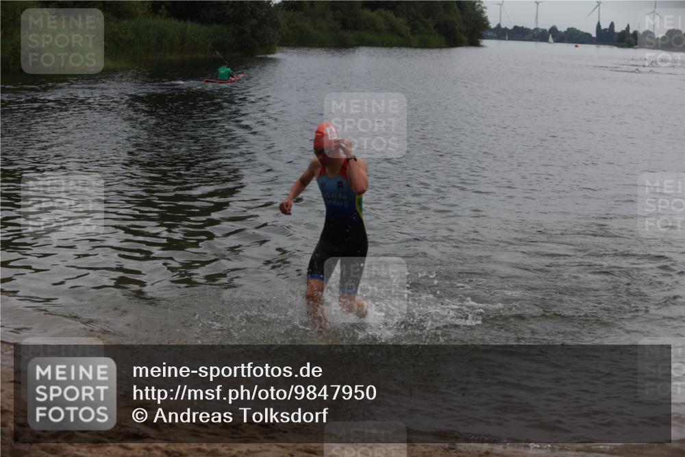 21.06.2026 - 29. Vierlanden-Triathlon Andreas Tolksdorf http://msf.ph/oto/9847950 21.06.2026 09:52:18 Schwimmen 370, 375 meine-sportfotos.de