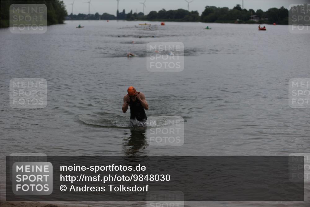 21.06.2026 - 29. Vierlanden-Triathlon Andreas Tolksdorf http://msf.ph/oto/9848030 21.06.2026 09:53:37 Schwimmen 390 meine-sportfotos.de