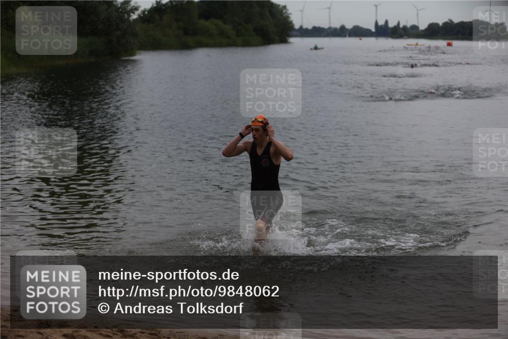 21.06.2026 - 29. Vierlanden-Triathlon Andreas Tolksdorf http://msf.ph/oto/9848062 21.06.2026 09:53:39 Schwimmen 390 meine-sportfotos.de