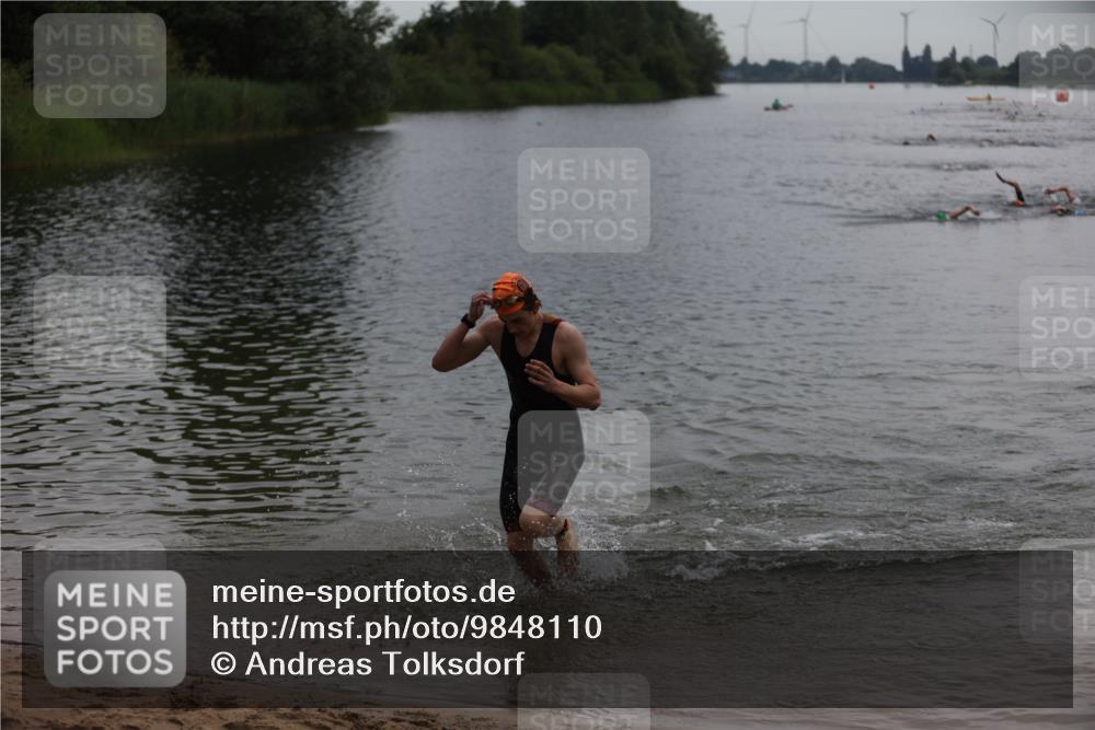 21.06.2026 - 29. Vierlanden-Triathlon Andreas Tolksdorf http://msf.ph/oto/9848110 21.06.2026 09:53:39 Schwimmen 390 meine-sportfotos.de