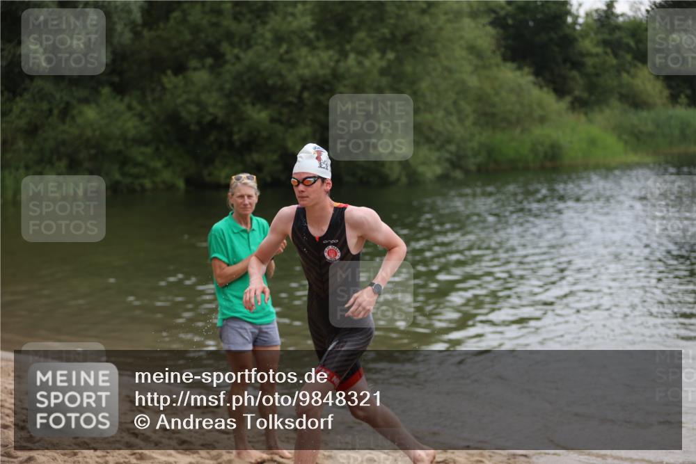 21.06.2026 - 29. Vierlanden-Triathlon Andreas Tolksdorf http://msf.ph/oto/9848321 21.06.2026 09:54:32 Schwimmen 387 meine-sportfotos.de