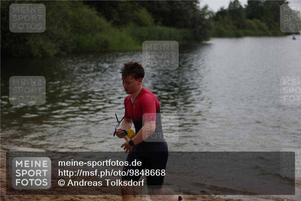 21.06.2026 - 29. Vierlanden-Triathlon Andreas Tolksdorf http://msf.ph/oto/9848668 21.06.2026 09:55:09 Schwimmen 324, 337, 367 meine-sportfotos.de