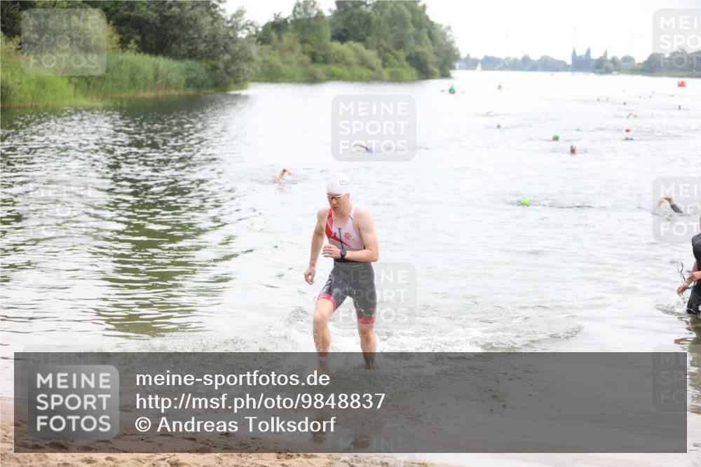 21.06.2026 - 29. Vierlanden-Triathlon Andreas Tolksdorf http://msf.ph/oto/9848837 21.06.2026 09:56:03 Schwimmen 329, 381, 389 meine-sportfotos.de
