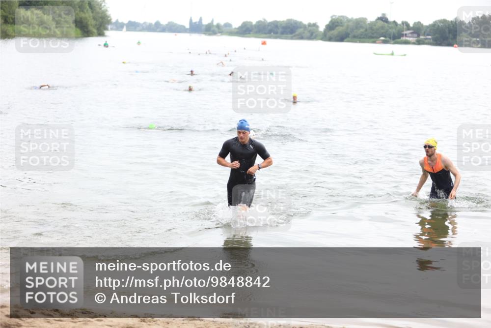 21.06.2026 - 29. Vierlanden-Triathlon Andreas Tolksdorf http://msf.ph/oto/9848842 21.06.2026 09:56:04 Schwimmen 329, 381, 389 meine-sportfotos.de