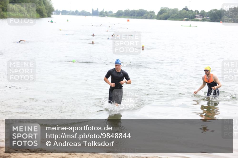21.06.2026 - 29. Vierlanden-Triathlon Andreas Tolksdorf http://msf.ph/oto/9848844 21.06.2026 09:56:04 Schwimmen 329, 381, 389 meine-sportfotos.de
