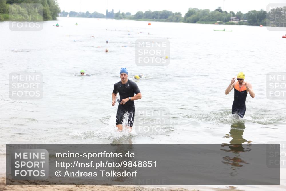 21.06.2026 - 29. Vierlanden-Triathlon Andreas Tolksdorf http://msf.ph/oto/9848851 21.06.2026 09:56:04 Schwimmen 329, 381, 389 meine-sportfotos.de