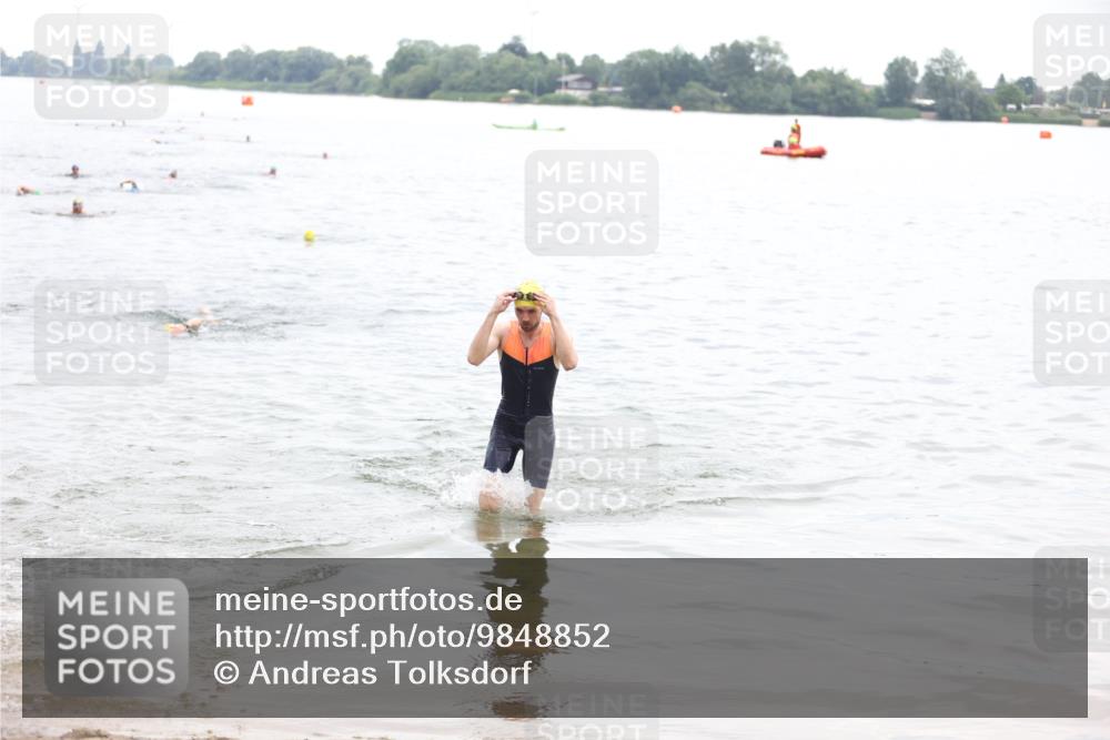 21.06.2026 - 29. Vierlanden-Triathlon Andreas Tolksdorf http://msf.ph/oto/9848852 21.06.2026 09:56:06 Schwimmen 308, 329, 381, 389 meine-sportfotos.de