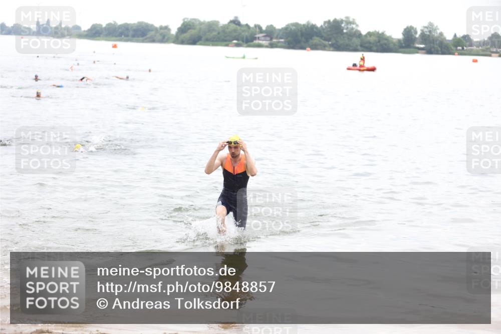 21.06.2026 - 29. Vierlanden-Triathlon Andreas Tolksdorf http://msf.ph/oto/9848857 21.06.2026 09:56:06 Schwimmen 308, 329, 381, 389 meine-sportfotos.de