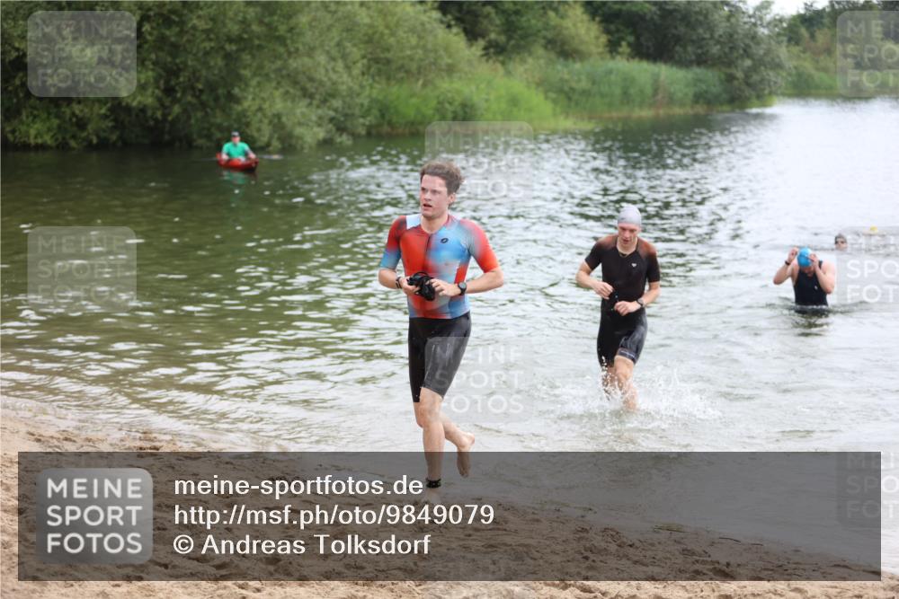 21.06.2026 - 29. Vierlanden-Triathlon Andreas Tolksdorf http://msf.ph/oto/9849079 21.06.2026 09:58:17 Schwimmen 305, 334, 348 meine-sportfotos.de