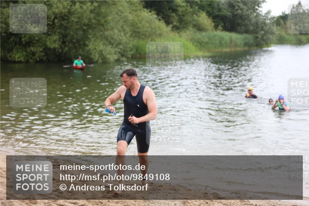 21.06.2026 - 29. Vierlanden-Triathlon Andreas Tolksdorf http://msf.ph/oto/9849108 21.06.2026 09:58:24 Schwimmen 305, 320, 348 meine-sportfotos.de