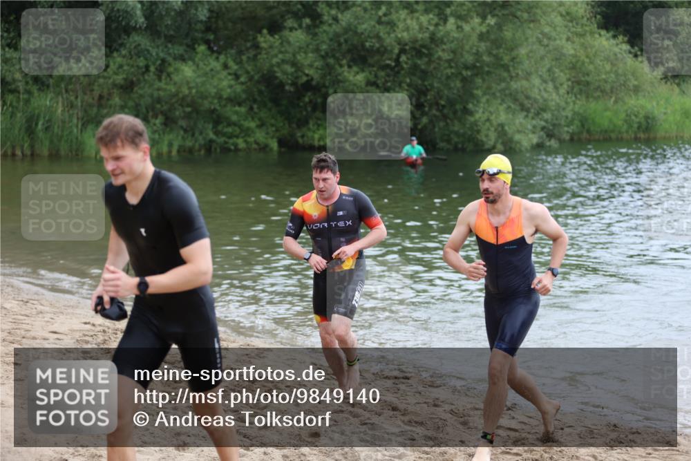 21.06.2026 - 29. Vierlanden-Triathlon Andreas Tolksdorf http://msf.ph/oto/9849140 21.06.2026 09:58:41 Schwimmen 309, 358, 359, 371 meine-sportfotos.de