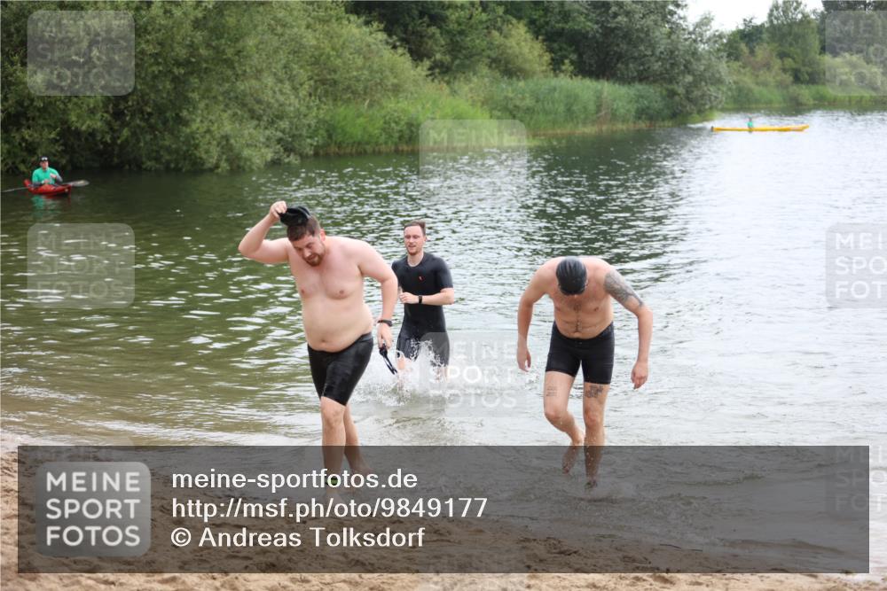 21.06.2026 - 29. Vierlanden-Triathlon Andreas Tolksdorf http://msf.ph/oto/9849177 21.06.2026 09:59:07 Schwimmen 303, 325, 356 meine-sportfotos.de