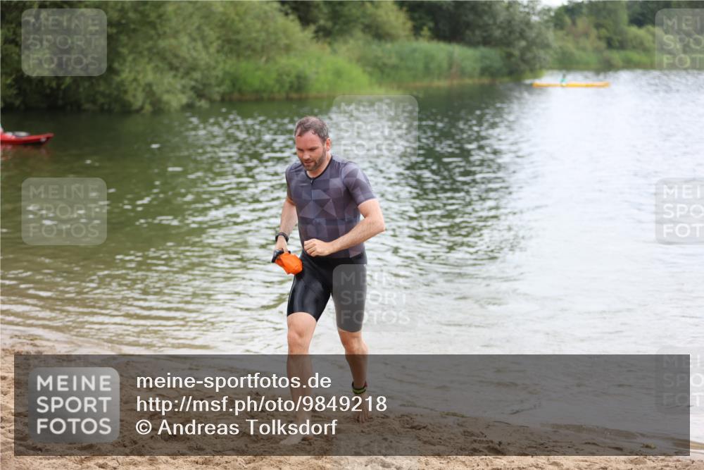 21.06.2026 - 29. Vierlanden-Triathlon Andreas Tolksdorf http://msf.ph/oto/9849218 21.06.2026 10:00:12 Schwimmen 327 meine-sportfotos.de