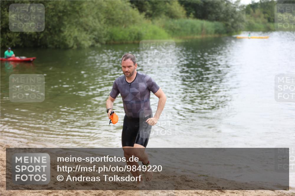 21.06.2026 - 29. Vierlanden-Triathlon Andreas Tolksdorf http://msf.ph/oto/9849220 21.06.2026 10:00:12 Schwimmen 327 meine-sportfotos.de