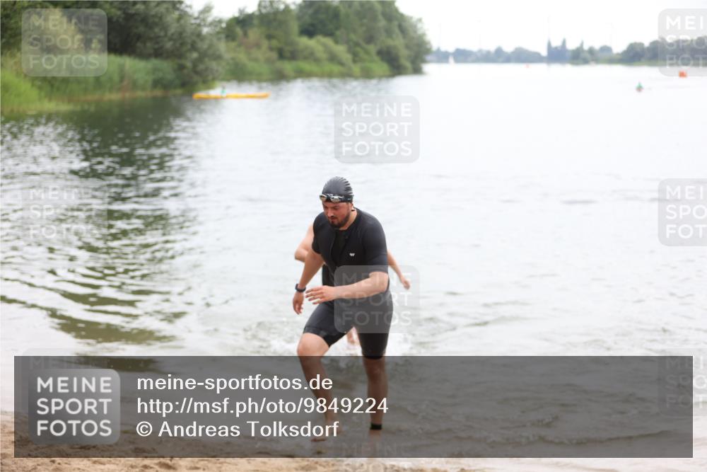 21.06.2026 - 29. Vierlanden-Triathlon Andreas Tolksdorf http://msf.ph/oto/9849224 21.06.2026 10:00:43 Schwimmen 330, 357 meine-sportfotos.de