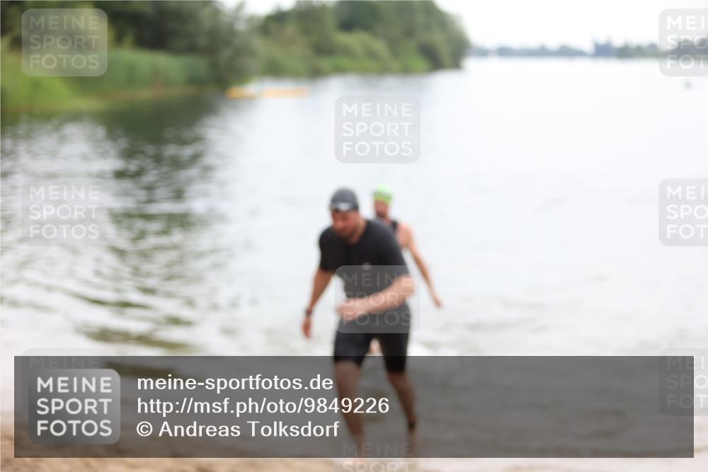 21.06.2026 - 29. Vierlanden-Triathlon Andreas Tolksdorf http://msf.ph/oto/9849226 21.06.2026 10:00:43 Schwimmen 330, 357 meine-sportfotos.de