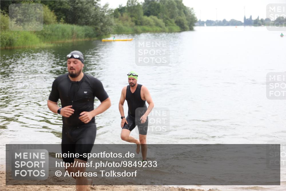 21.06.2026 - 29. Vierlanden-Triathlon Andreas Tolksdorf http://msf.ph/oto/9849233 21.06.2026 10:00:44 Schwimmen 330, 357 meine-sportfotos.de