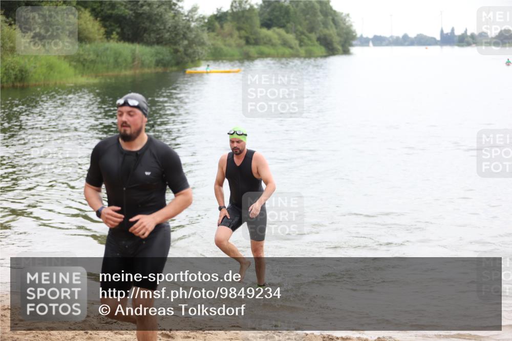 21.06.2026 - 29. Vierlanden-Triathlon Andreas Tolksdorf http://msf.ph/oto/9849234 21.06.2026 10:00:44 Schwimmen 330, 357 meine-sportfotos.de
