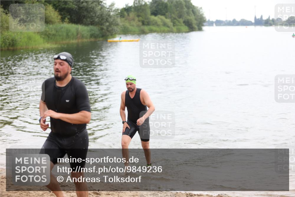 21.06.2026 - 29. Vierlanden-Triathlon Andreas Tolksdorf http://msf.ph/oto/9849236 21.06.2026 10:00:44 Schwimmen 330, 357 meine-sportfotos.de