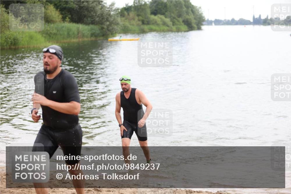 21.06.2026 - 29. Vierlanden-Triathlon Andreas Tolksdorf http://msf.ph/oto/9849237 21.06.2026 10:00:44 Schwimmen 330, 357 meine-sportfotos.de
