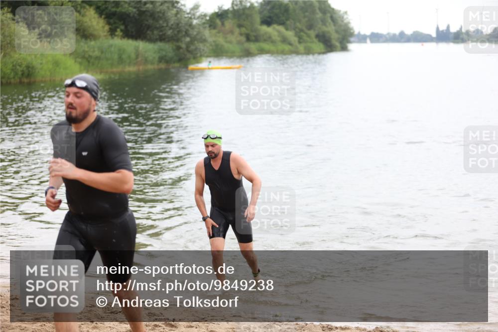 21.06.2026 - 29. Vierlanden-Triathlon Andreas Tolksdorf http://msf.ph/oto/9849238 21.06.2026 10:00:44 Schwimmen 330, 357 meine-sportfotos.de