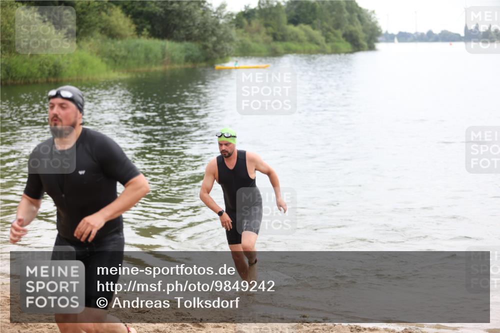 21.06.2026 - 29. Vierlanden-Triathlon Andreas Tolksdorf http://msf.ph/oto/9849242 21.06.2026 10:00:44 Schwimmen 330, 357 meine-sportfotos.de