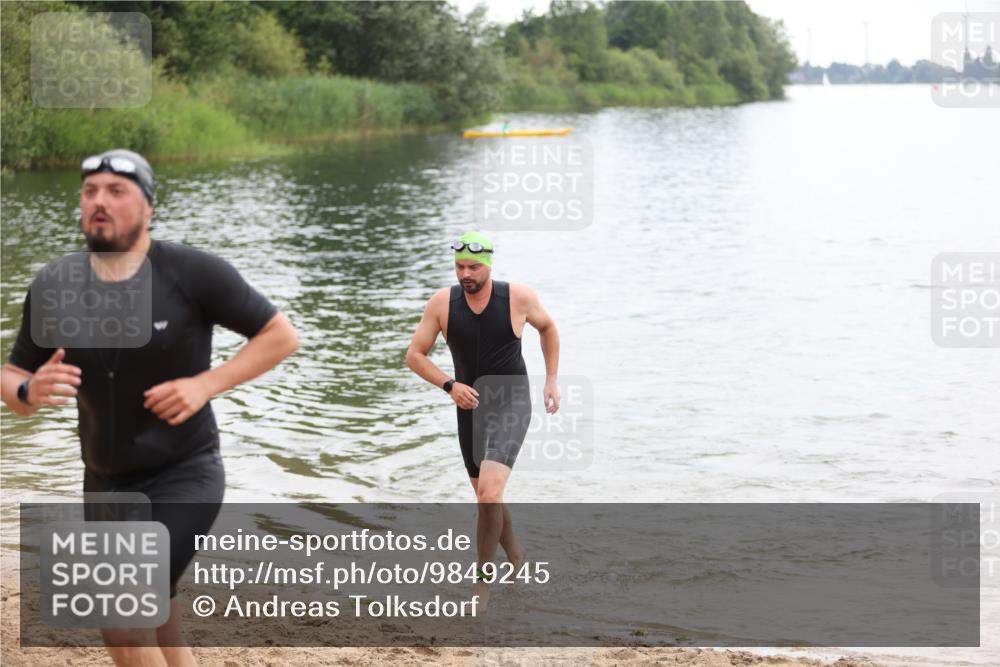 21.06.2026 - 29. Vierlanden-Triathlon Andreas Tolksdorf http://msf.ph/oto/9849245 21.06.2026 10:00:45 Schwimmen 330, 357 meine-sportfotos.de