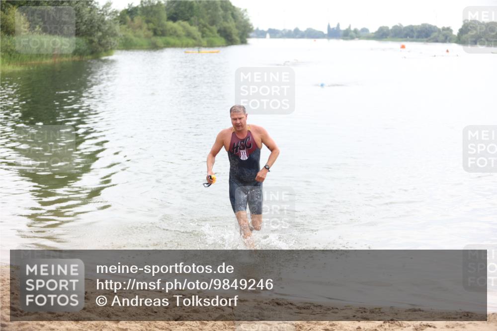 21.06.2026 - 29. Vierlanden-Triathlon Andreas Tolksdorf http://msf.ph/oto/9849246 21.06.2026 10:02:51 Schwimmen 430 meine-sportfotos.de